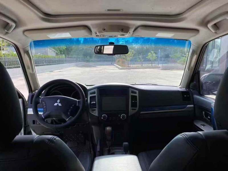 济宁19年三菱帕杰罗4