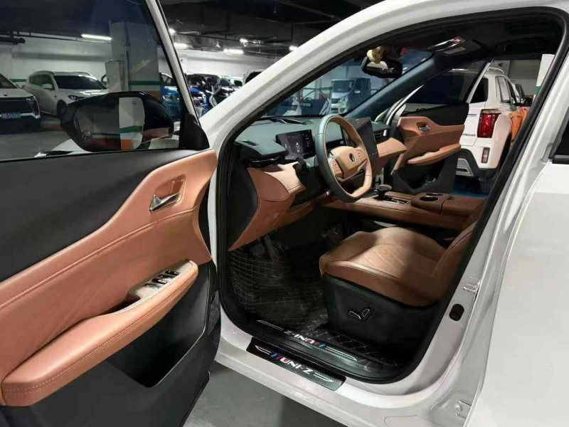 成都25年长安汽车UNI3