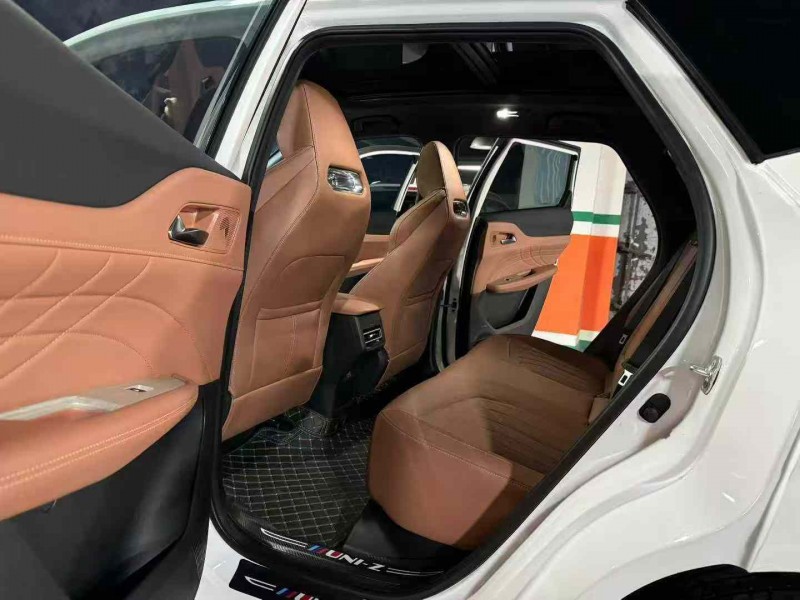 成都25年长安汽车UNI6