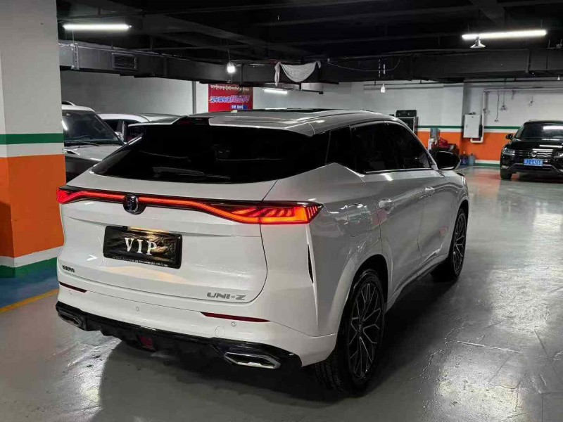 成都25年长安汽车UNI7