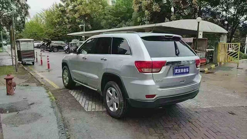 宜昌13年Jeep大切诺基8