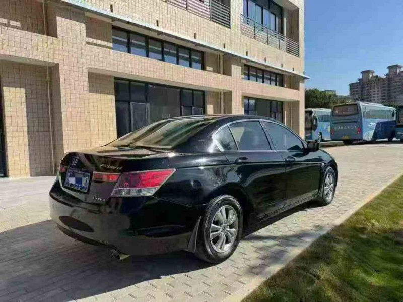 珠海10年本田雅阁8