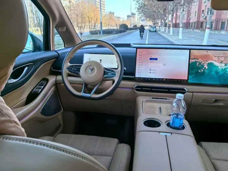 承德25年岚图汽车梦想家3