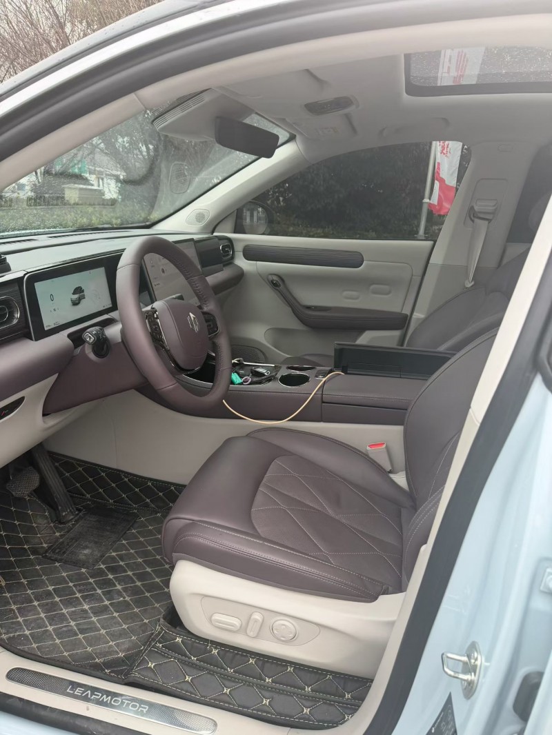 南昌25年零跑汽车C114