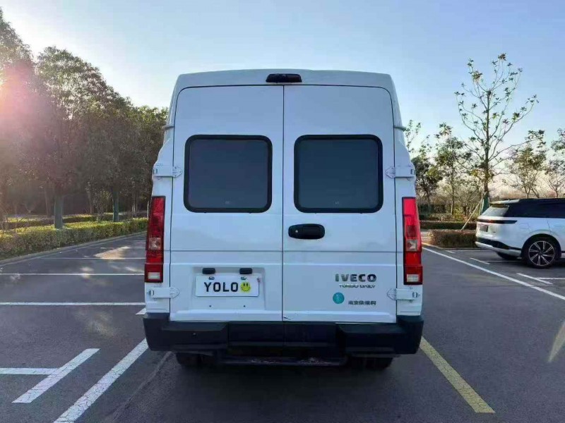 苏州23年依维柯得意8