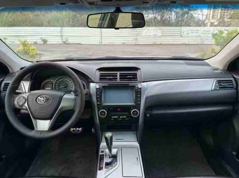 南宁14年丰田凯美瑞5