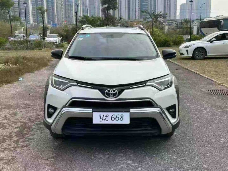 南宁19年丰田RAV4荣放1