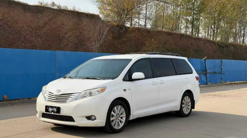 青岛17年丰田塞纳2