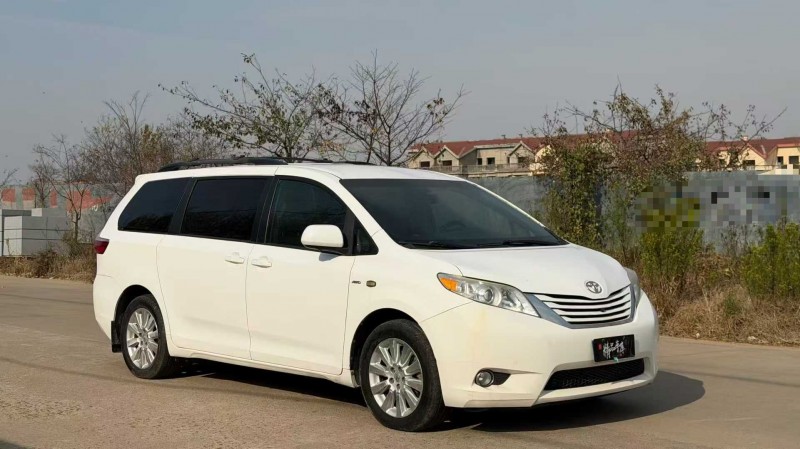 青岛17年丰田塞纳3