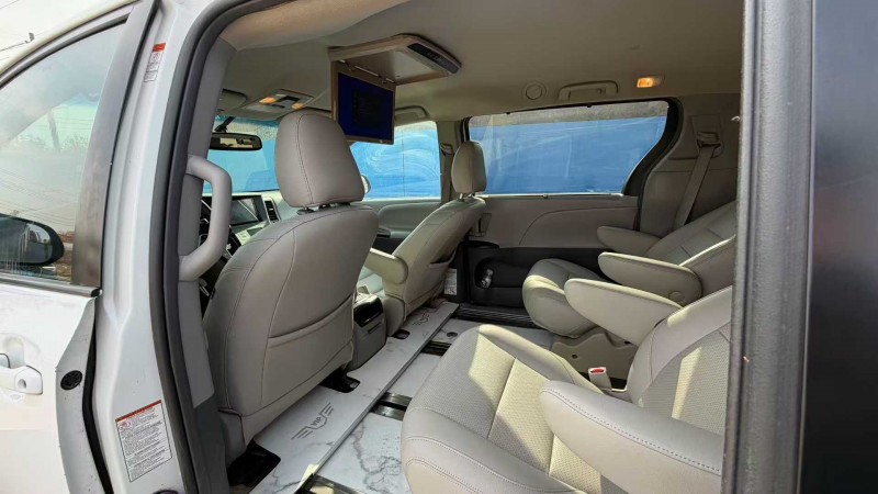 青岛17年丰田塞纳5