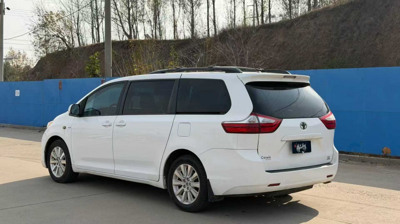 青岛17年丰田塞纳7