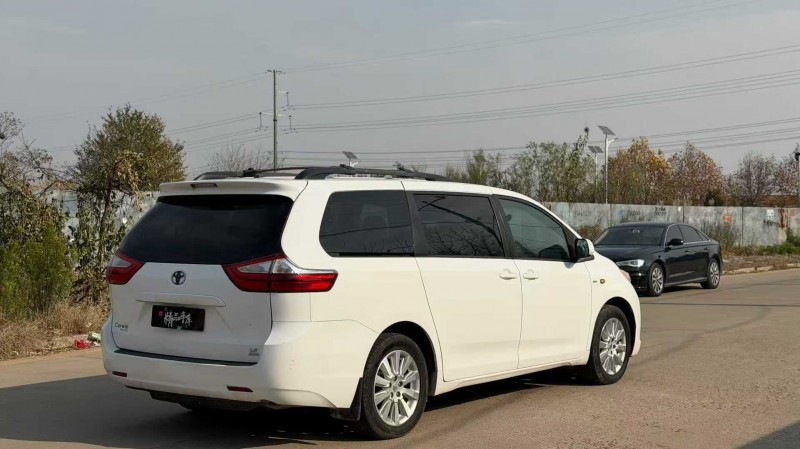 青岛17年丰田塞纳8