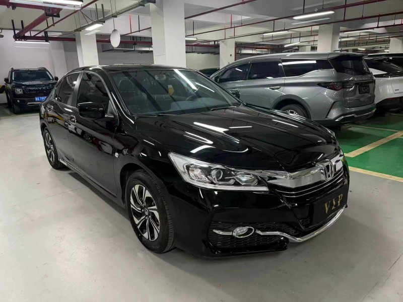 成都17年本田雅阁2