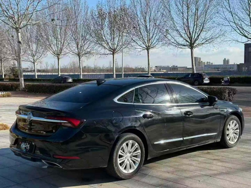 青岛20年别克君越8