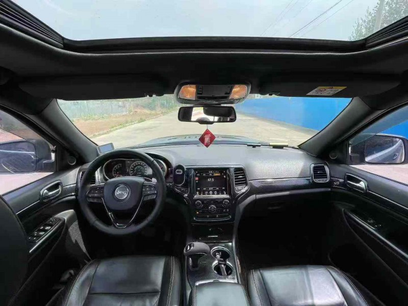 青岛13年Jeep大切诺基4