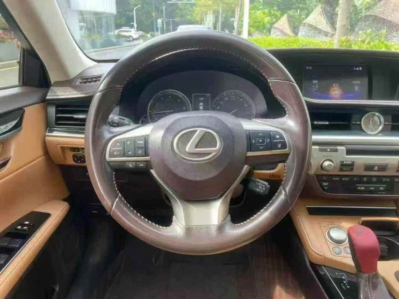 广州18年雷克萨斯ES7