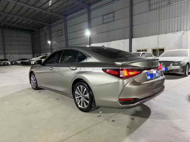 广州18年雷克萨斯ES7