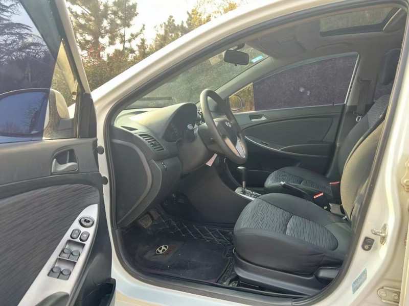 青岛17年现代瑞奕5