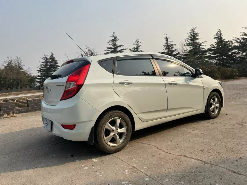 青岛17年现代瑞奕6