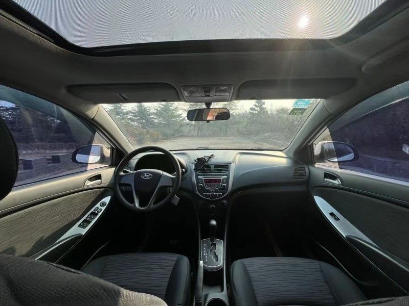 青岛17年现代瑞奕8