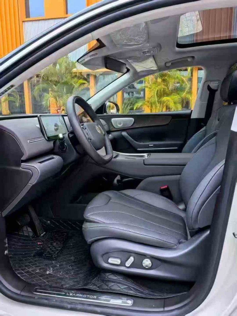 江门25年零跑汽车C114