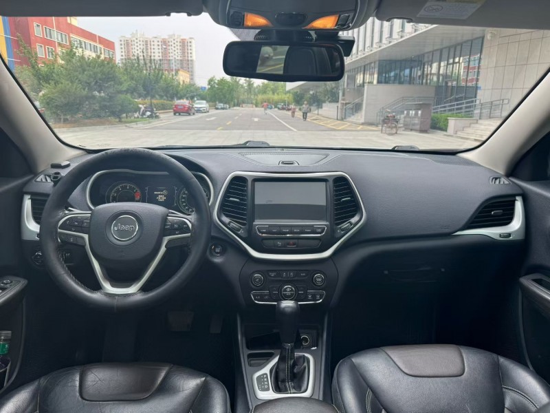 济南17年Jeep自由光9