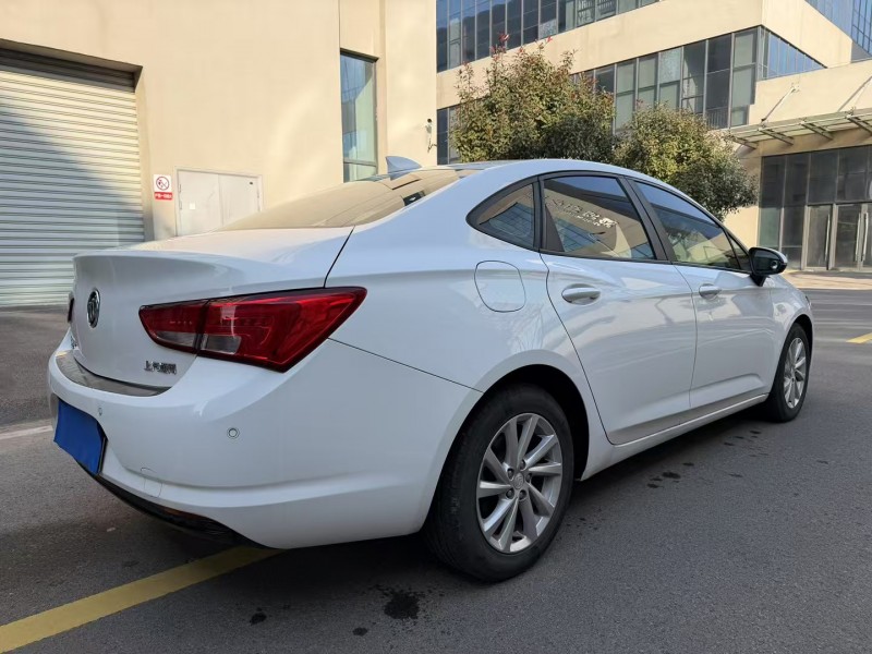 宿迁18年别克威朗8