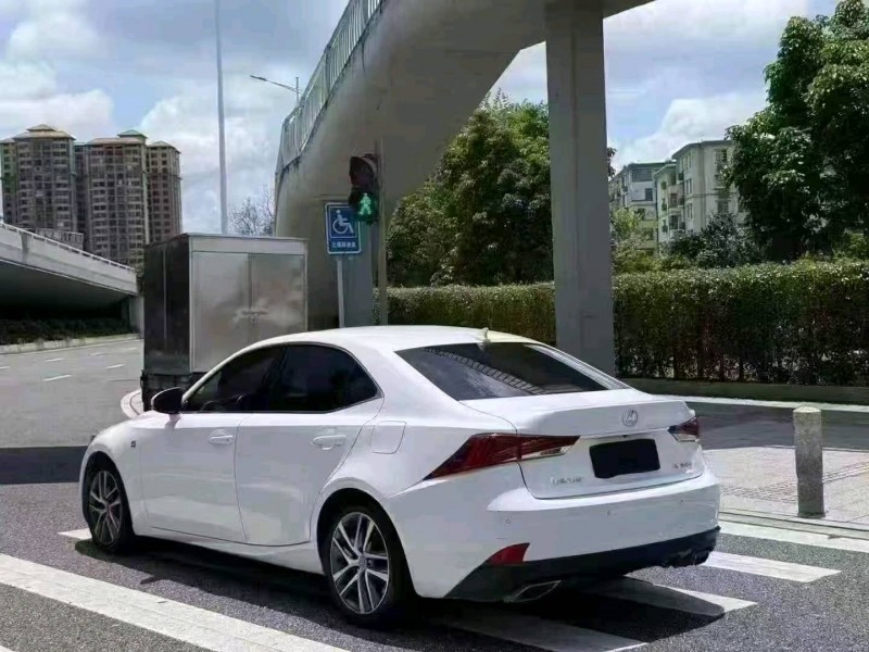 广州19年雷克萨斯IS8