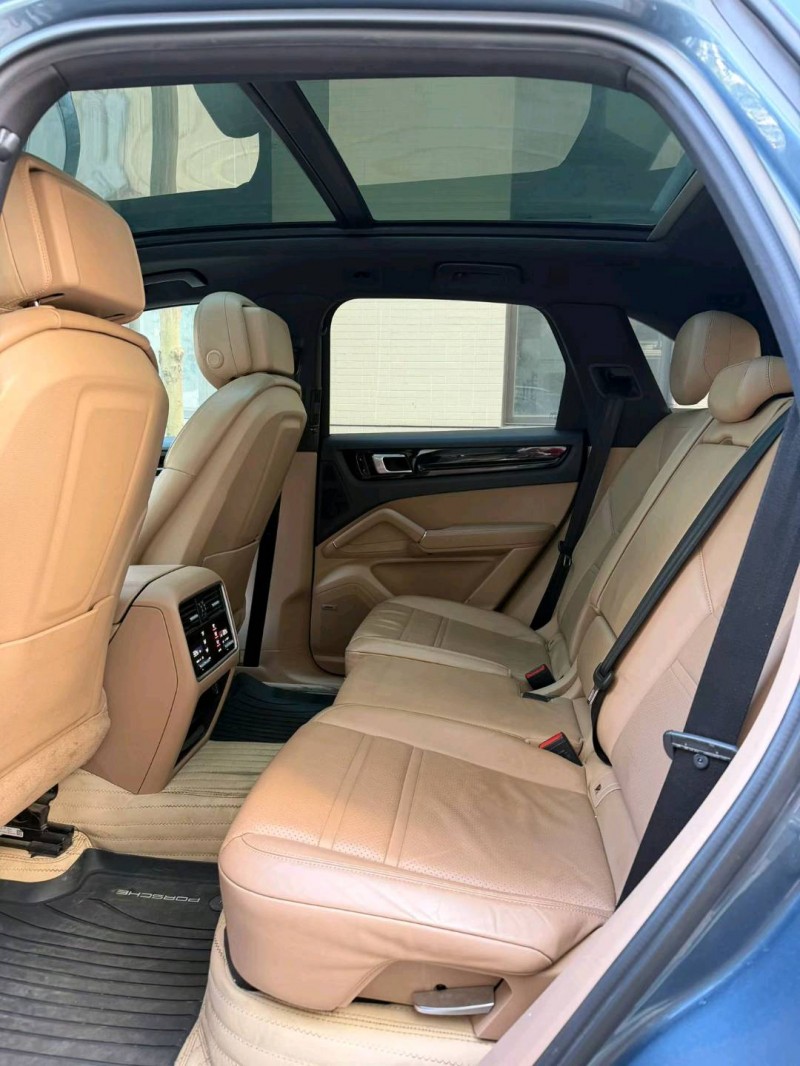 佛山19年保时捷卡宴9