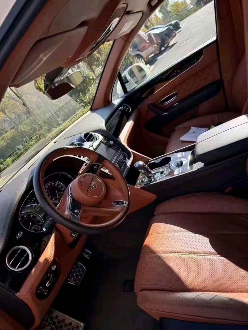 济宁18年宾利添越4