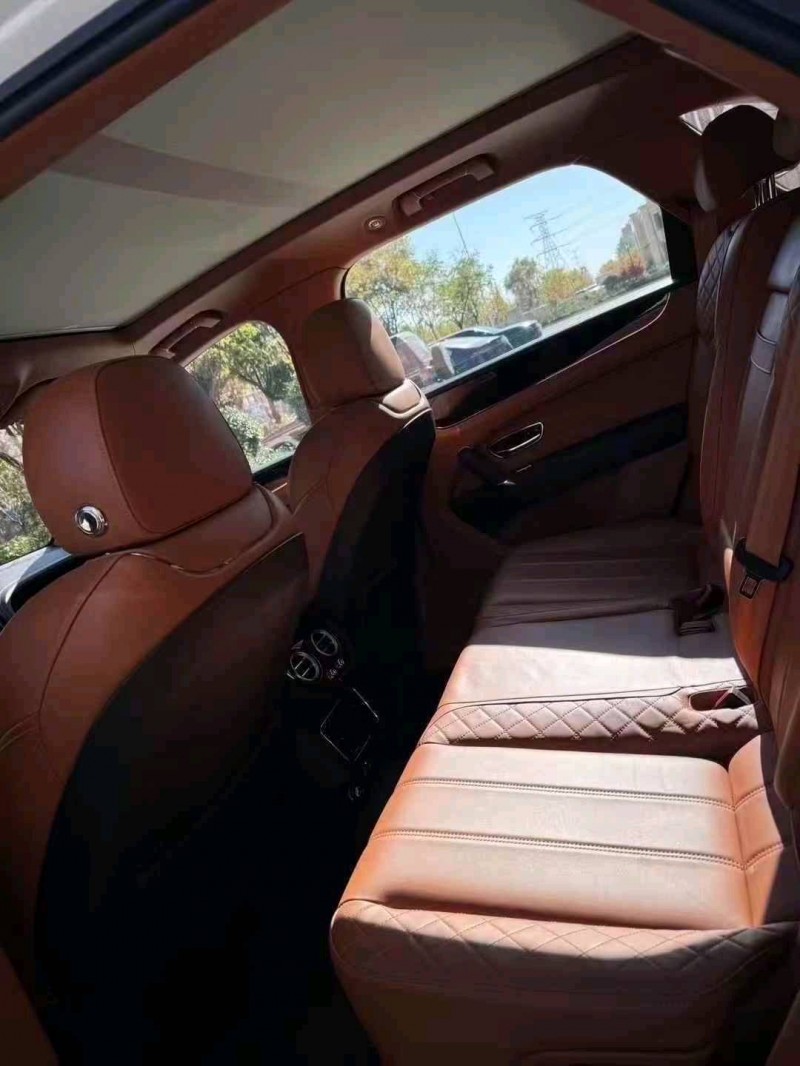 济宁18年宾利添越5