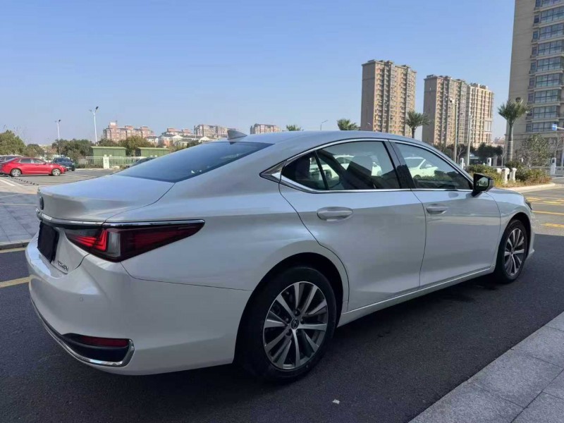 淮安21年雷克萨斯ES8