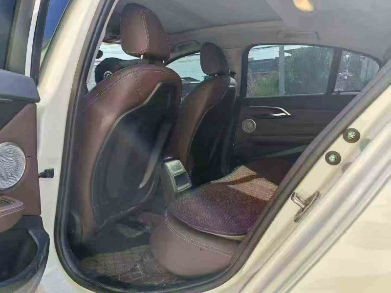 钦州23年宝马1系3