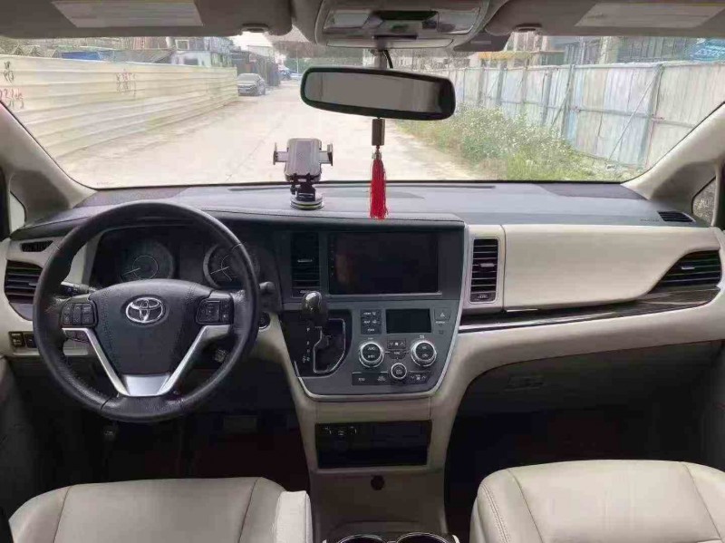 贵港21年丰田塞纳5