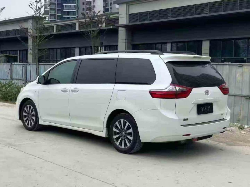 贵港21年丰田塞纳8