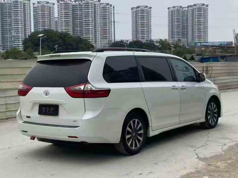 贵港21年丰田塞纳9