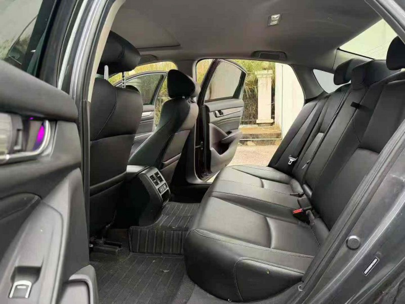 南宁23年本田雅阁6