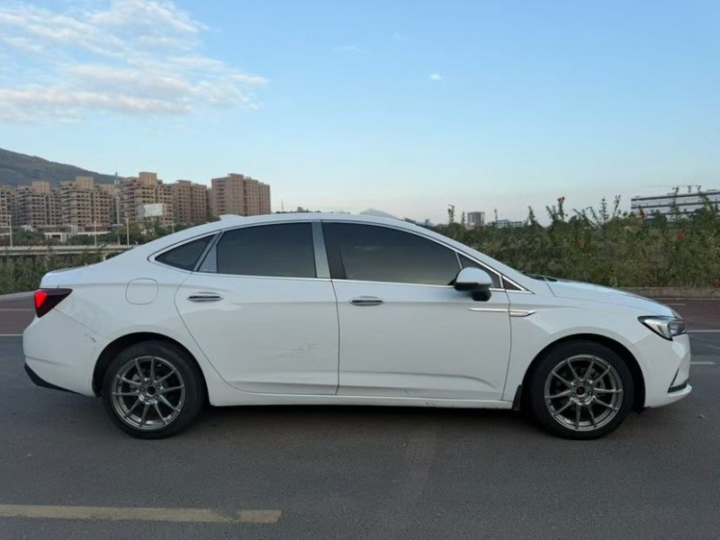 东莞19年别克威朗8