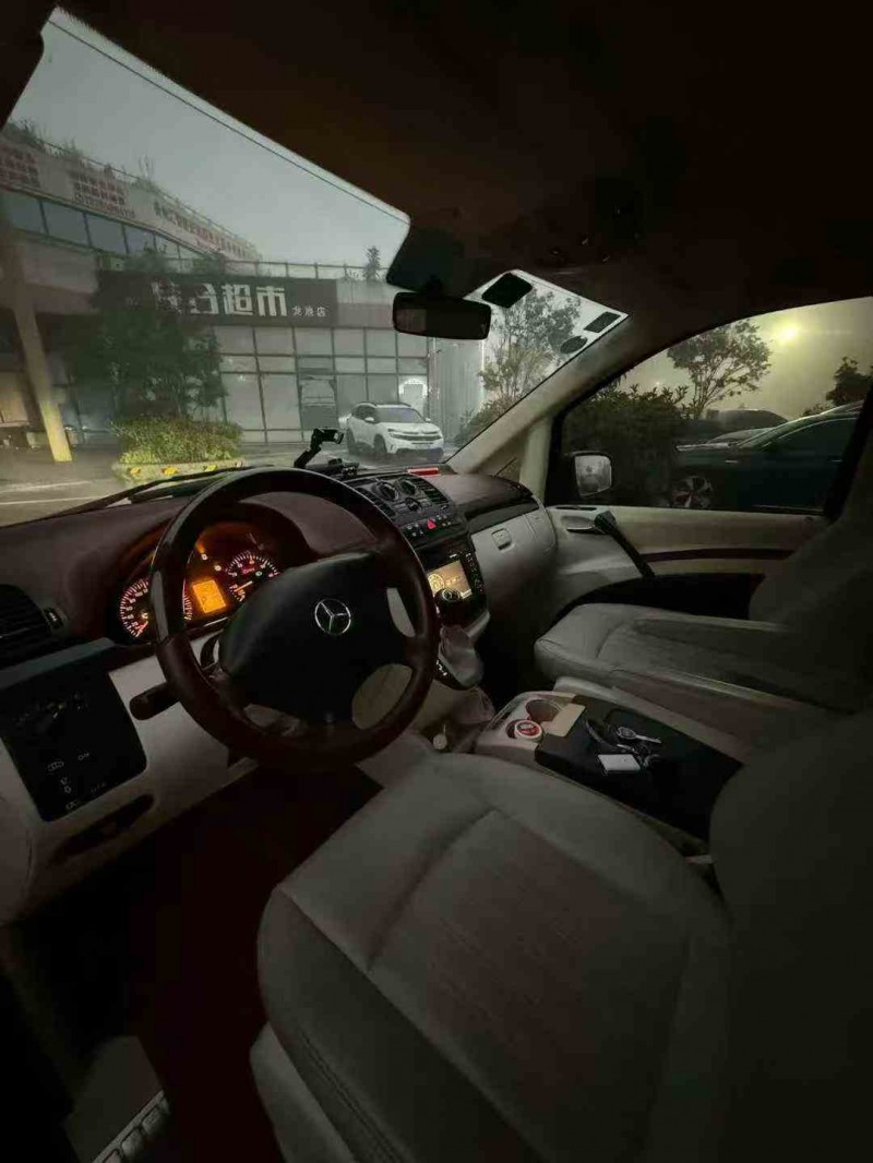 毕节15年奔驰威霆4