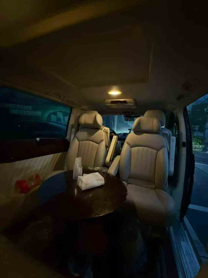 毕节15年奔驰威霆5