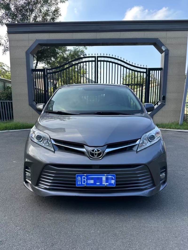 青岛19年丰田塞纳1
