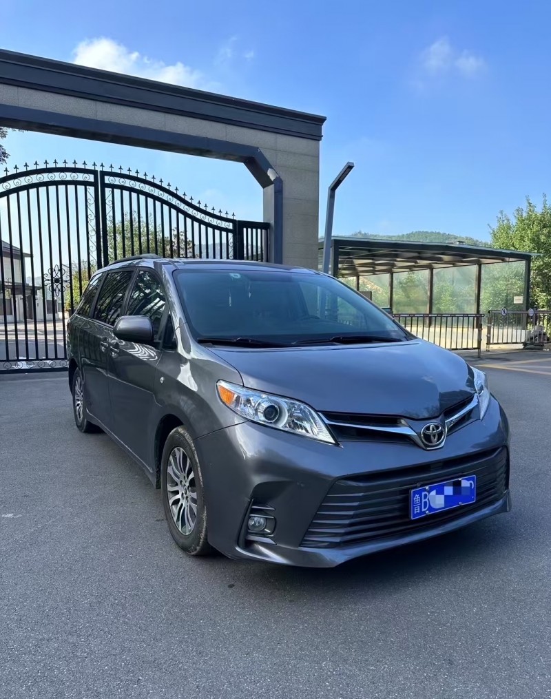 青岛19年丰田塞纳2