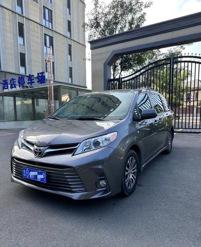 青岛19年丰田塞纳3