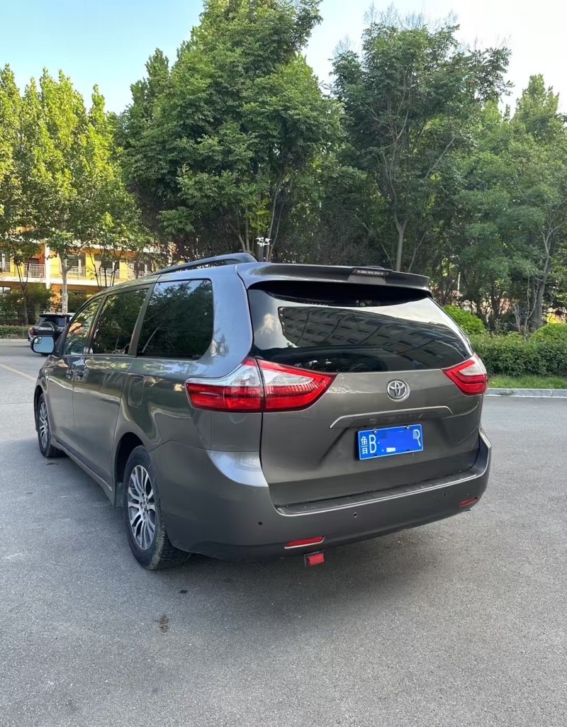 青岛19年丰田塞纳8