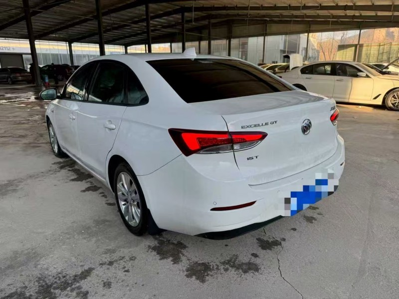 青岛18年别克英朗8