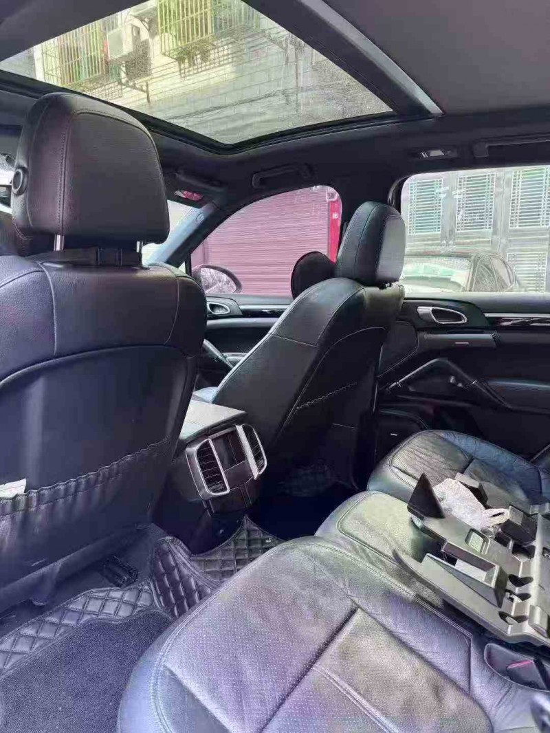 张家界14年保时捷卡宴5