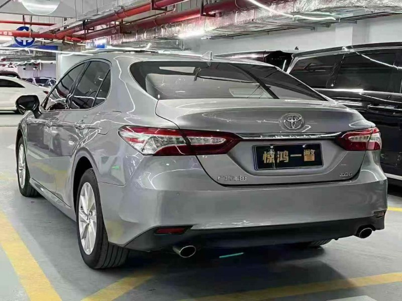 广州22年丰田凯美瑞8