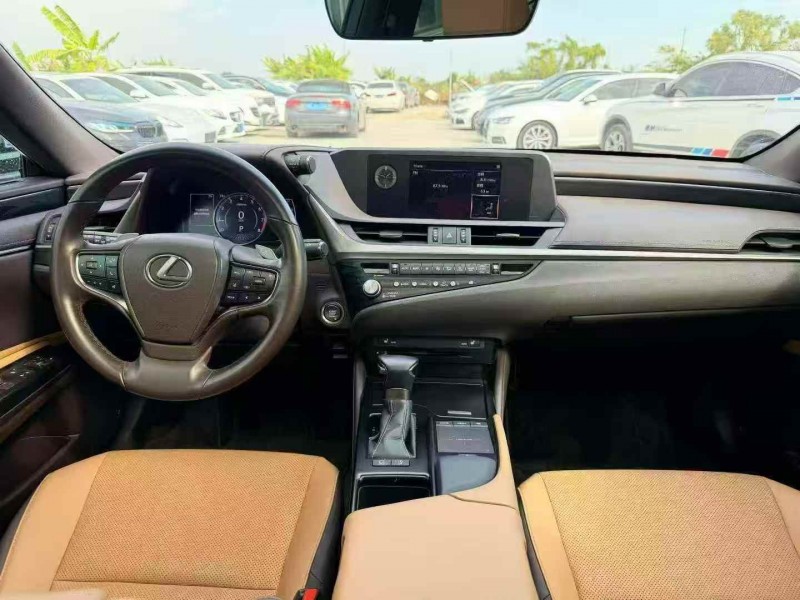 广州21年雷克萨斯ES5