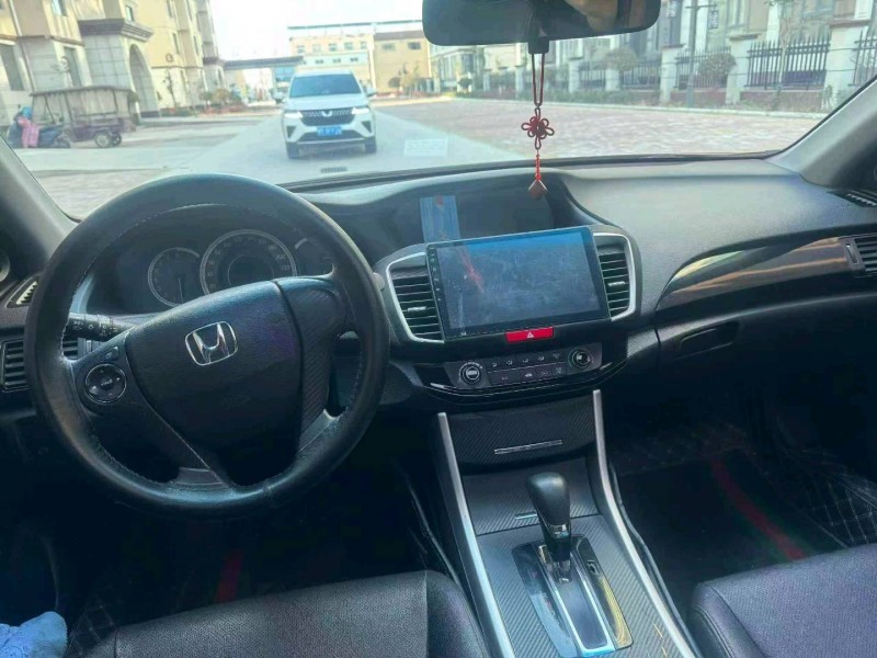 新乡18年本田雅阁4