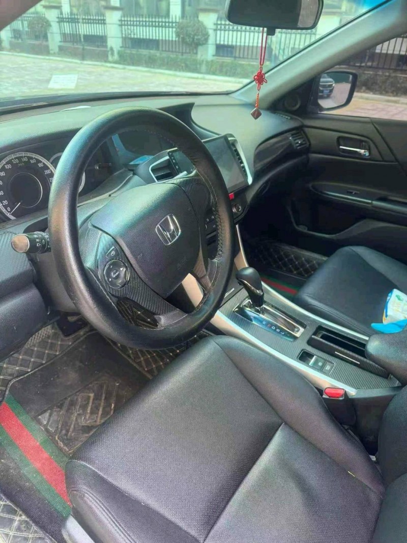 新乡18年本田雅阁6